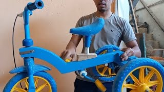 triciclo feito com madeira e uma bicicleta infantil