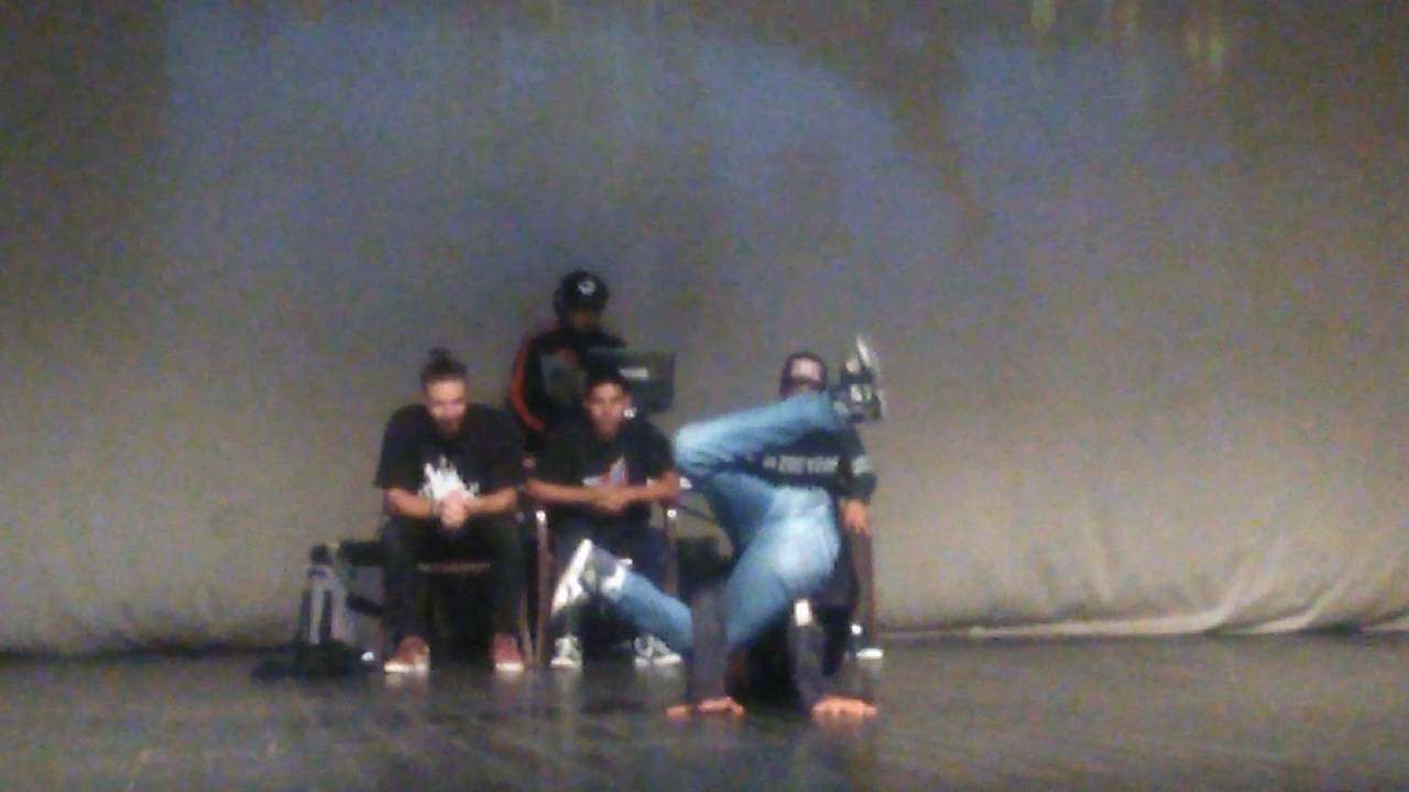 Emprende Jam Bboy Chama vos. Bboy Tizón - YouTube