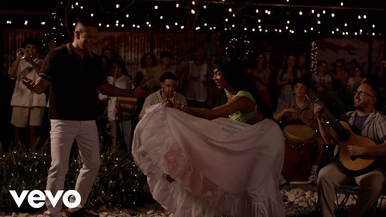 Víctor Manuelle - Que No Mueran las Tradiciones (Official Video)