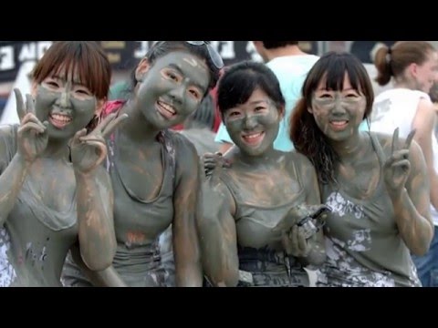 วีดีโอ: เทศกาลโคลนที่เกาหลีเป็นยังไงบ้าง