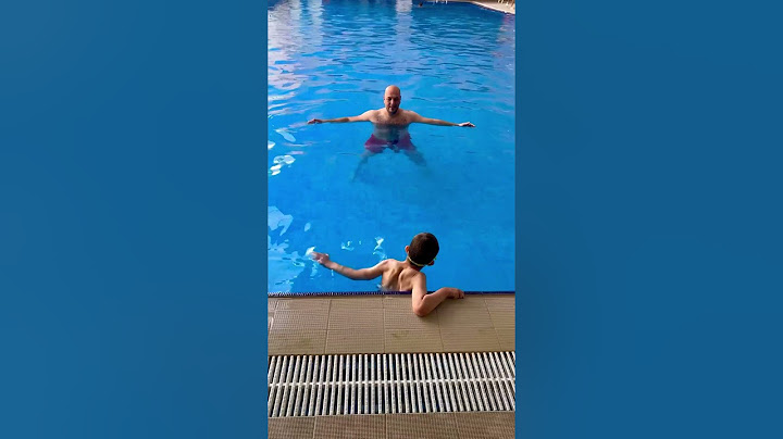 خلودة اول مرة بيسبح بالغميق لحالو😱