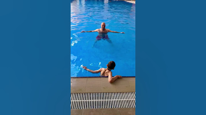 خلودة اول مرة بيسبح بالغميق لحالو😱