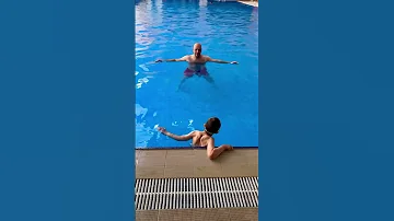 خلودة اول مرة بيسبح بالغميق لحالو 