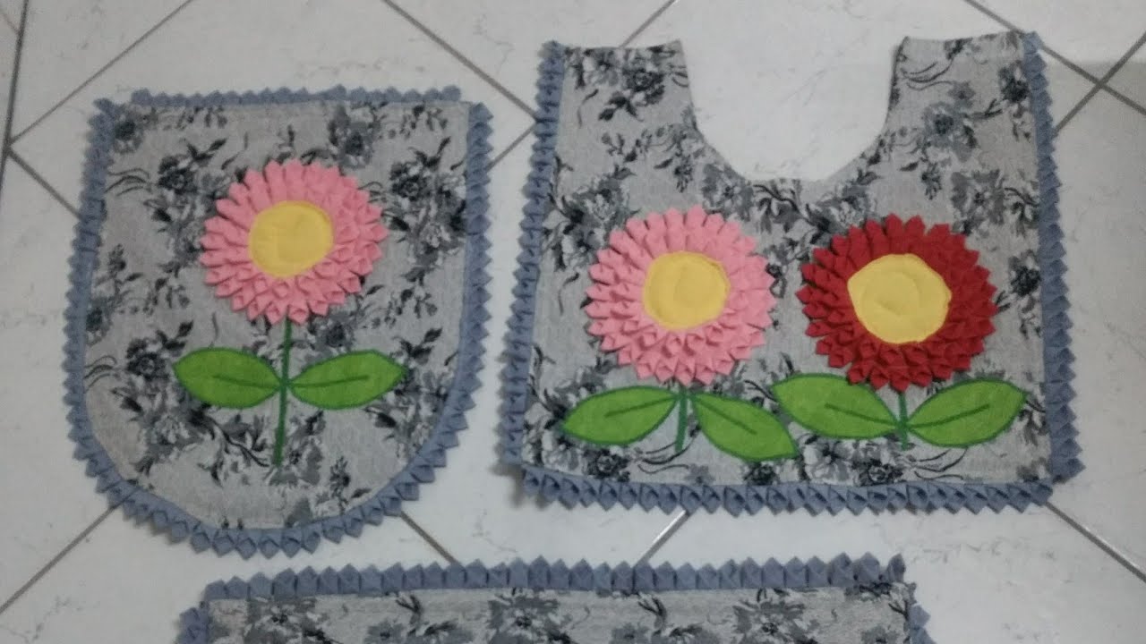 JOGO DE BANHEIRO COM RETALHOS DE TECIDOS E APLICAÇÃO DE FLORES
