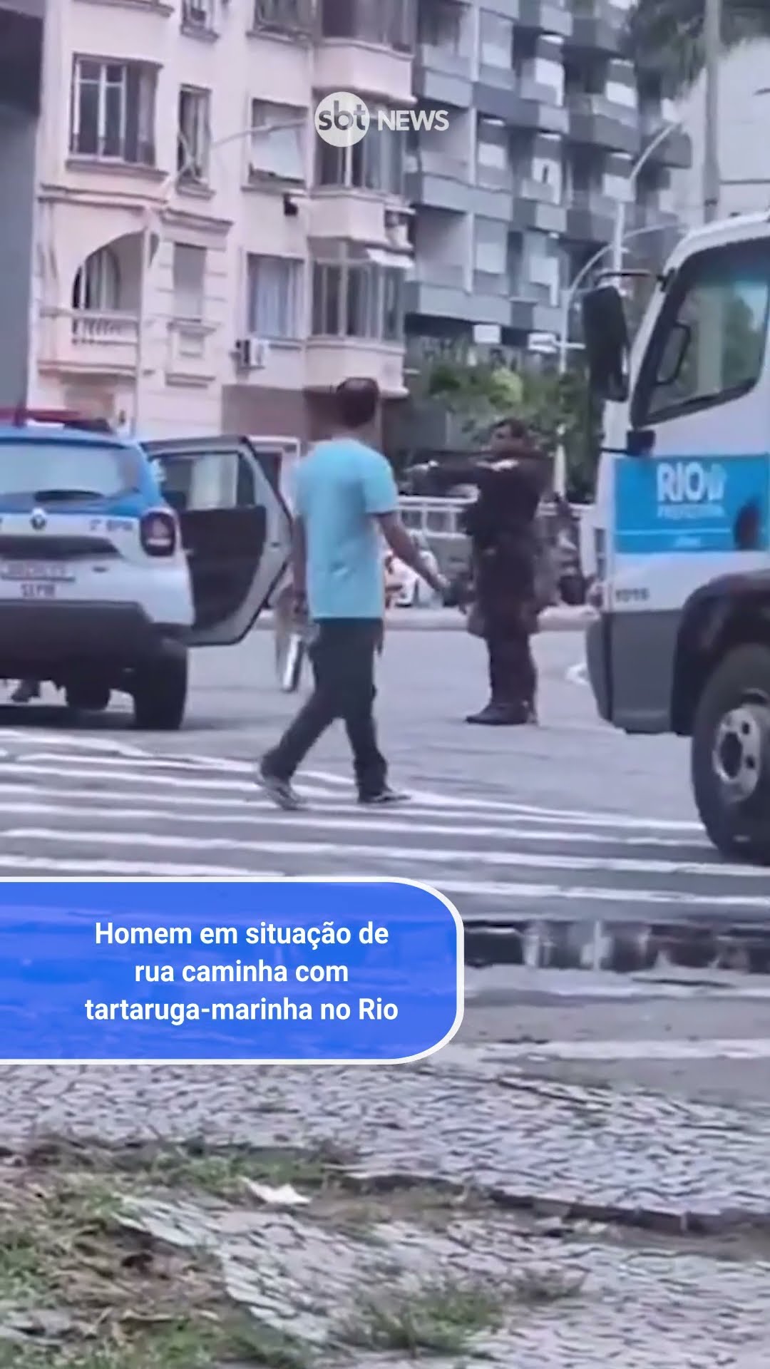 Homem em situação de rua caminha com tartaruga-marinha no Rio