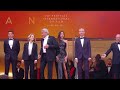 La montée des marches d'Alain Delon accompagné par sa fille Anouchka Delon - Cannes 2019