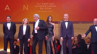 La montée des marches d'Alain Delon accompagné par sa fille Anouchka Delon - Cannes 2019