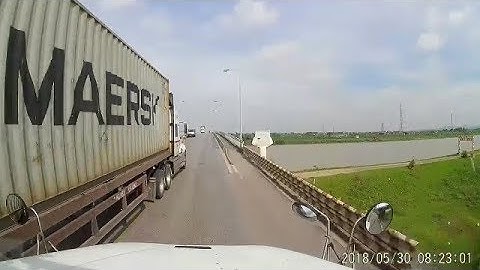 Tài xế vượt ẩu đè đầu xe container cùng chiều trên cầu hẹp