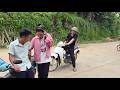 Hang saw Thao walking with a strange man and acting intimately with him.
