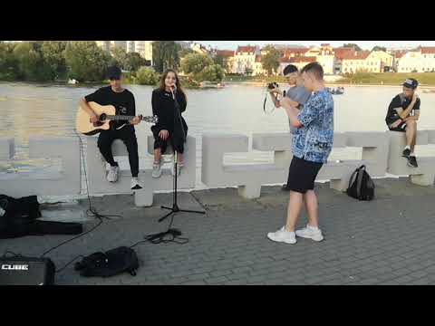 Представь, ты всего добился - Алина Селях исполнила свою песню на набережной в центре Минска.