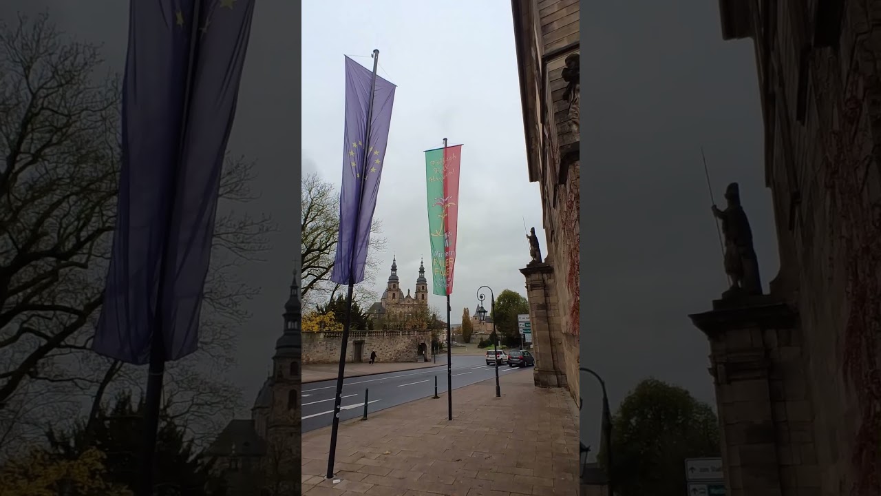 Europa- und Foasetflaggen vor dem Stadtschloss Fulda 