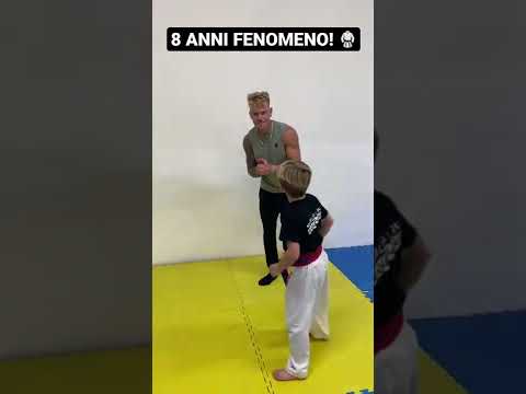 Bambino di 8 anni fenomeno delle arti marziali! 😱🥋 #sim1workout