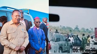 Askofu Emmaus Mwamakua na Lissu walivotema Cheche kwenye kizuizi cha Polisi Mkoani Pwani.