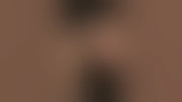 أنجي خوري تقبل فتاة 