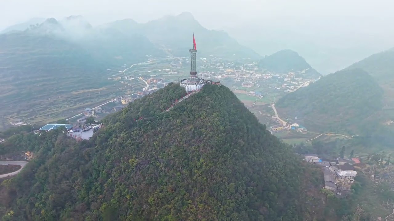 CỘT CỜ LŨNG CÚ - NƠI NON SÔNG GỬI  TRỌN HỒN THIÊNG DÂN TỘC 