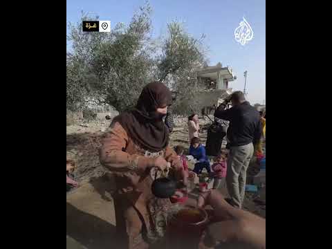 على ركام منزلها.. فلسطينية تدعو صحفيين لاحتساء الشاي