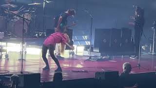 Hayley Williams shows her new technique: back bend
