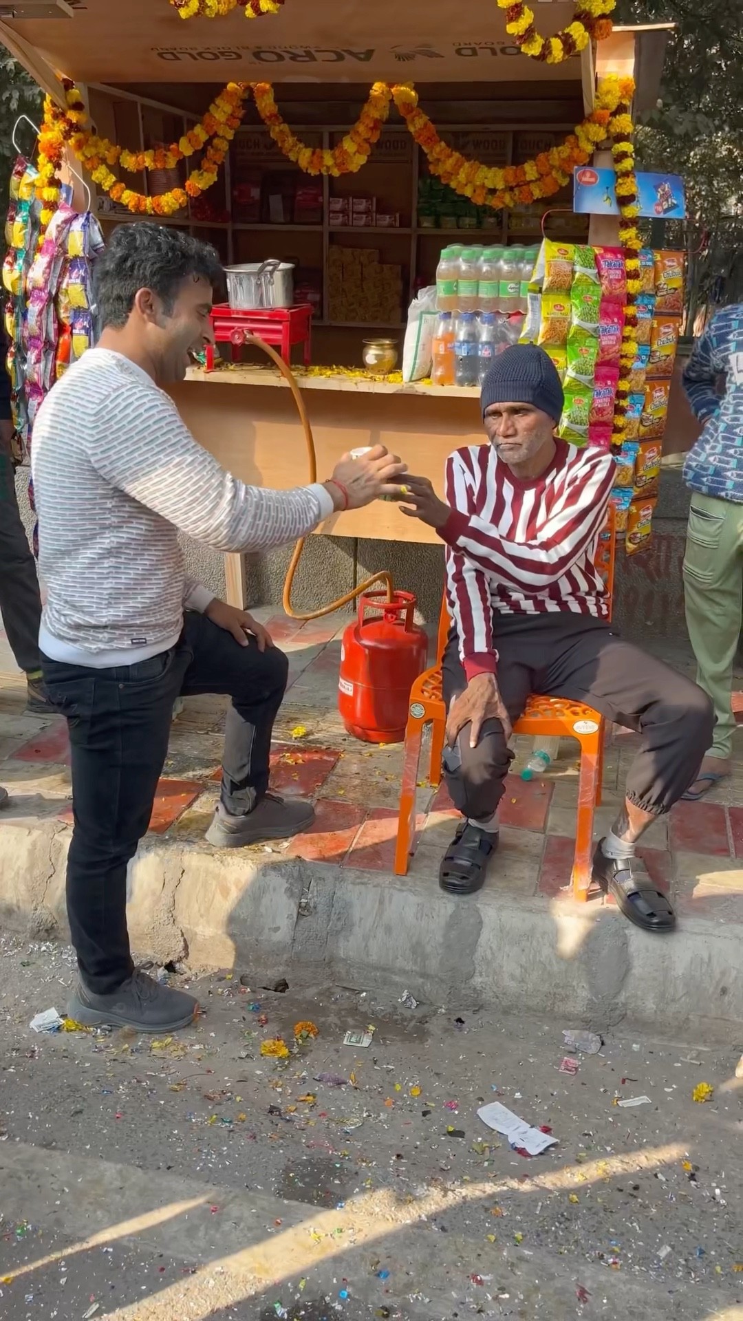 आपको ऐसे नहीं जीने दूँगा ???#humanity #respect #helping #trending #viralvideo#youtubeshorts