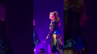 You can’t out headbang Moa!!! @BABYMETAL 😊🤘🔥🦊