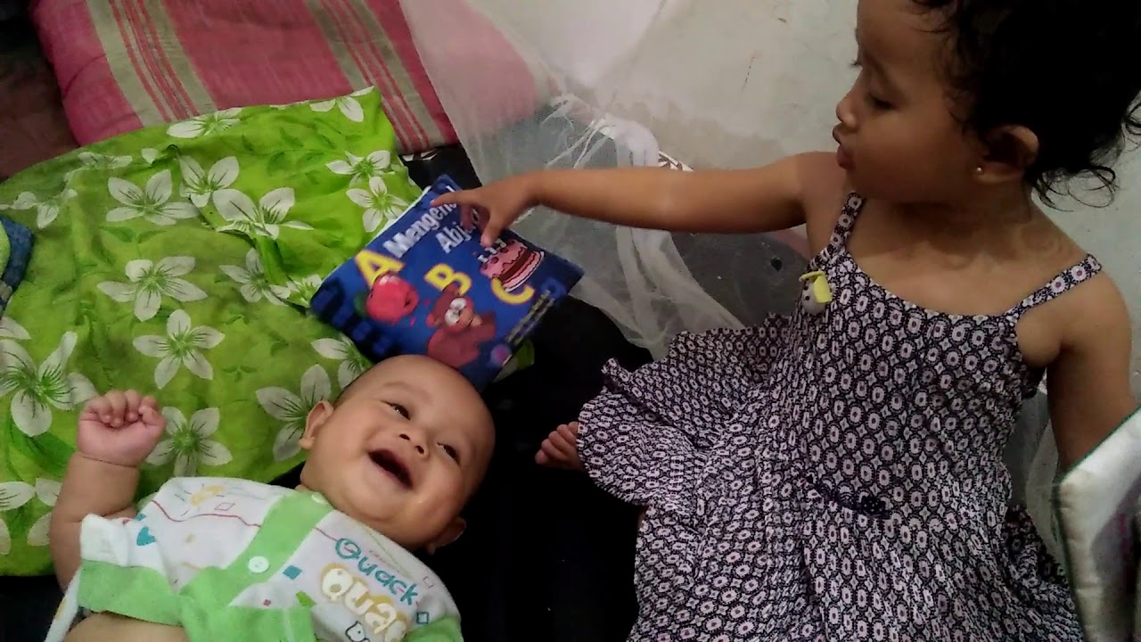 Bikin Gemess Kakak bacakan cerita si adek bayi YouTube