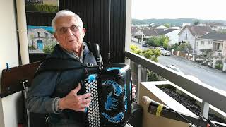 A Périgueux, Guy Magne joue de l'accordéon chaque soir du confinement