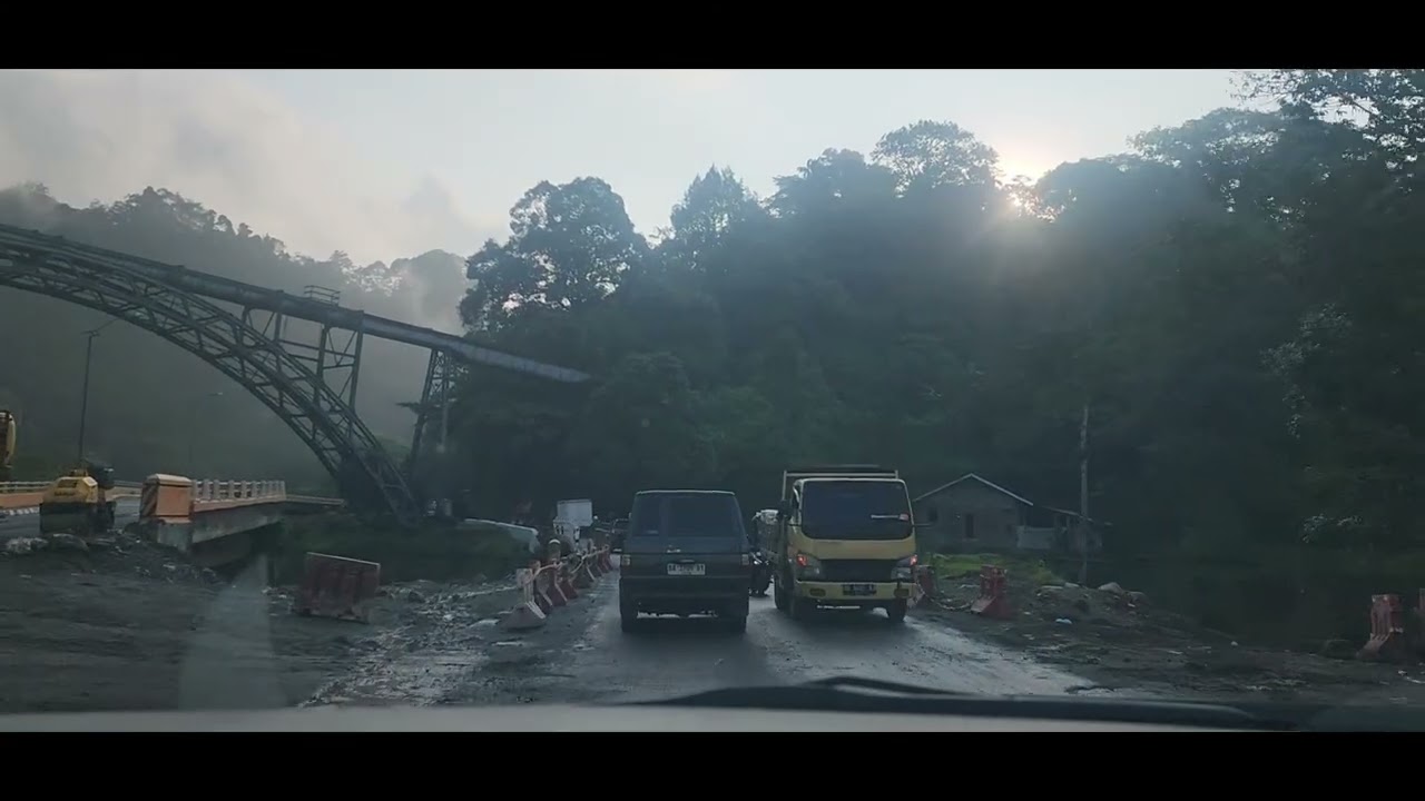 KONDISI JALAN LONGSOR PADANG PANJANG - KOTA PADANG...JALAN BUKA TUTUP YA TEMAN2 