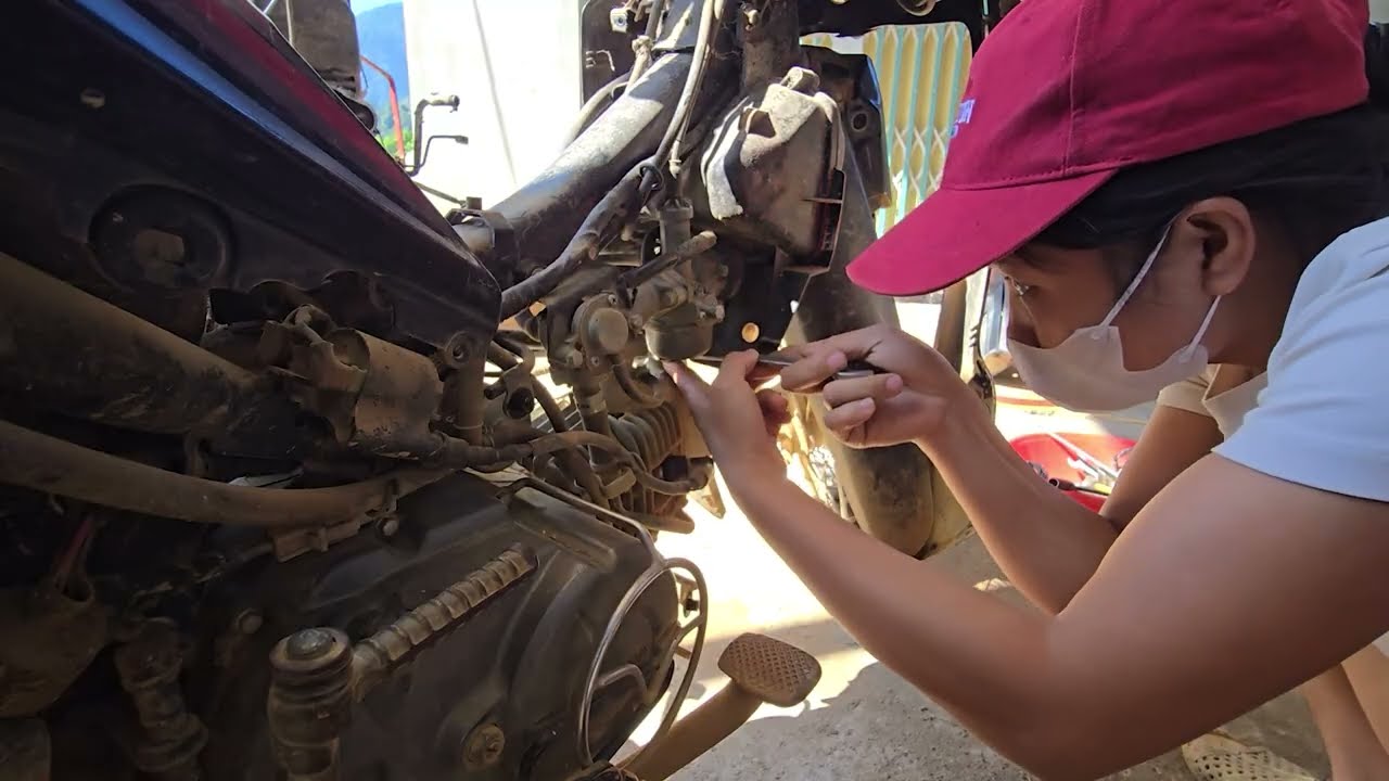 Девушка отреставрировала старые машины, так что они стали выглядеть как новые.