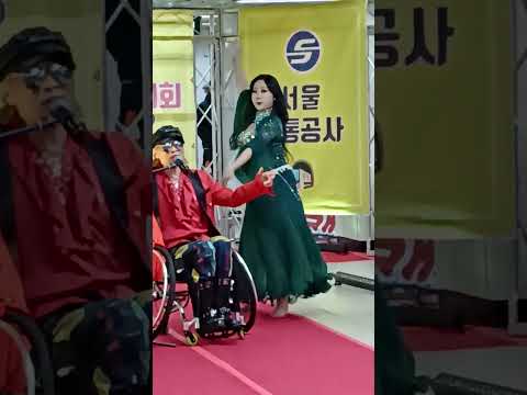 노래부르는 휠체어 가수 와 <strong>밸리댄스</strong> .