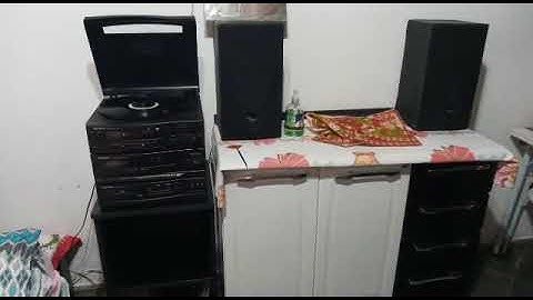 Aparelho de som - 4 em 1 da Gradiente TK 33 CR, reproduzindo disco de vinil - Crowded House