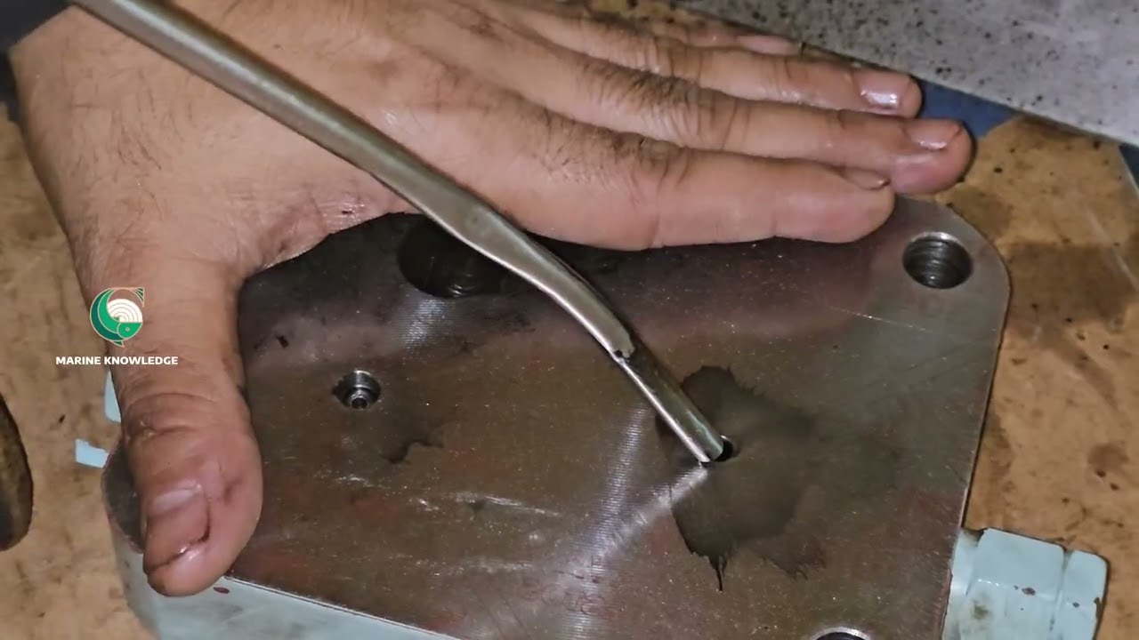 Работа второго инженера... Как отремонтировать сальниковое соединение выпускного клапана главного...