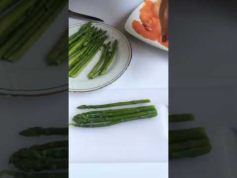 Involtini di salmone e asparagi