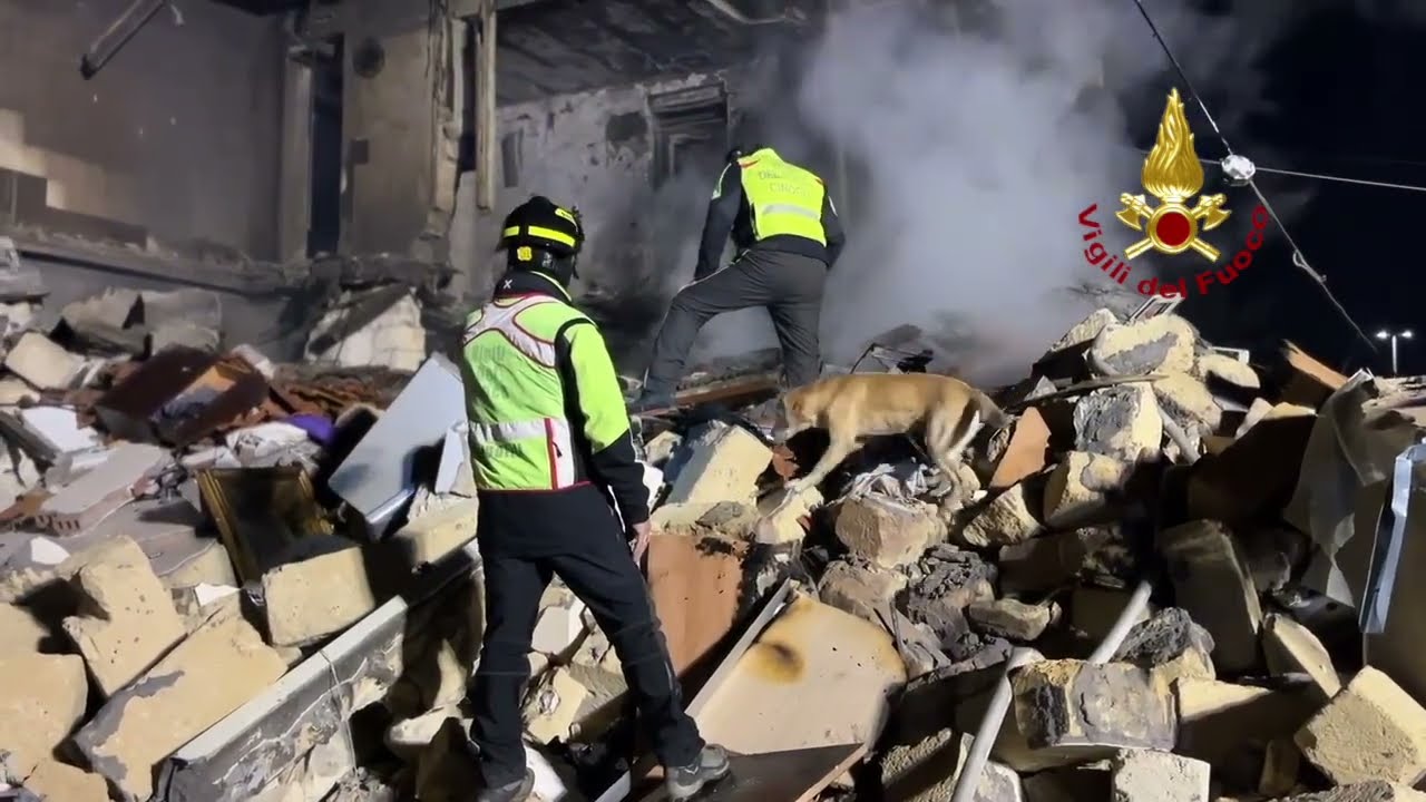 CATANIA - ESPLOSIONE, PROSEGUE INTERVENTO VIGILI DEL FUOCO