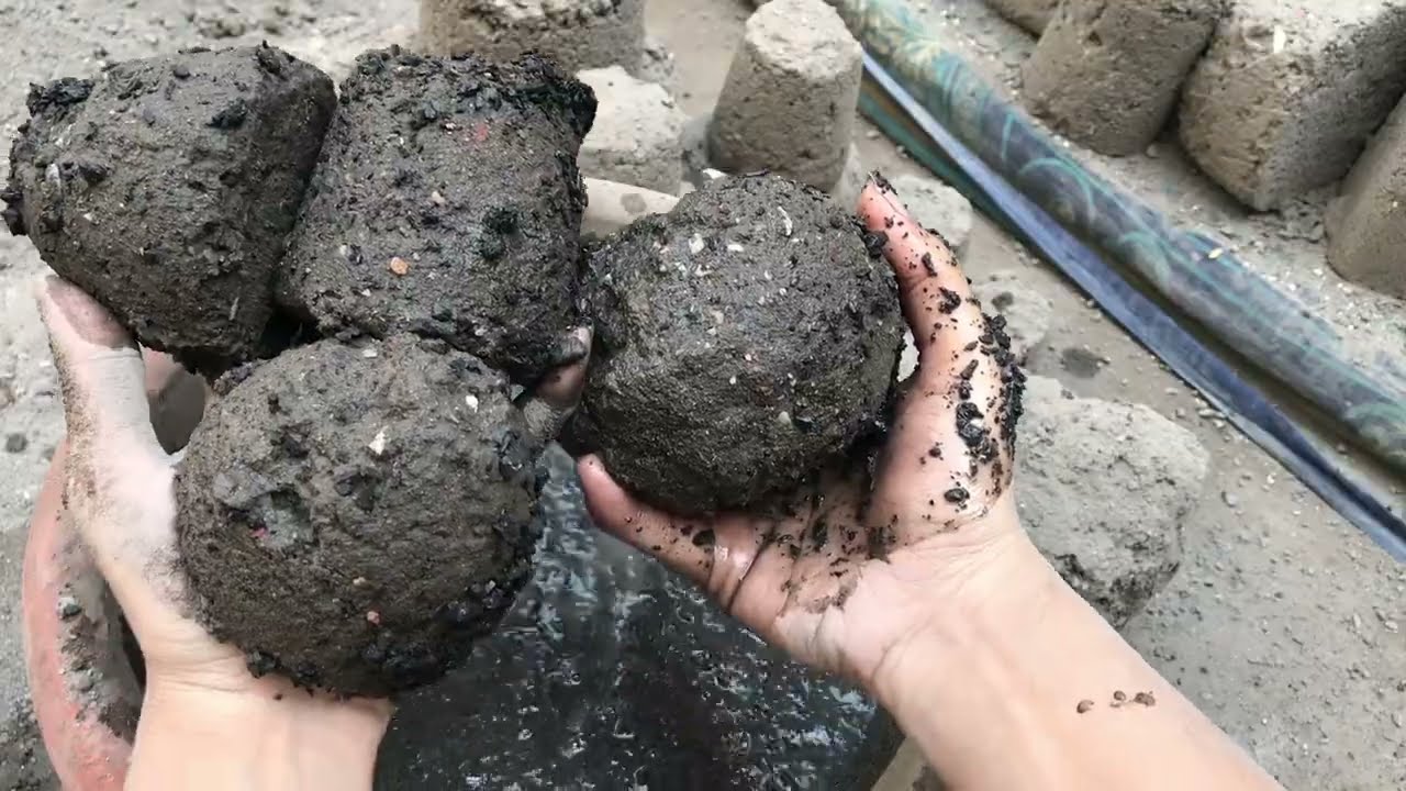 Pure charcoal clay pot water crumbling dipping paste paste mixing satisfying video