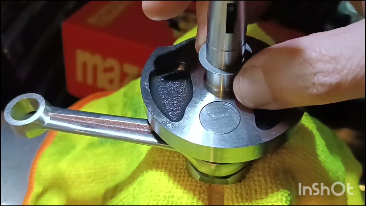 Piaggio Bravo abbandonato nel bosco. Inserimento cuscinetti su albero motore.