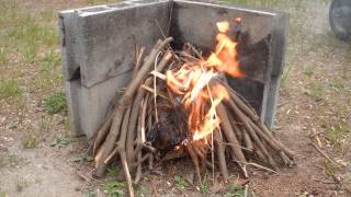 竹を使ったのこぎり式発火法から焚き火への着火
