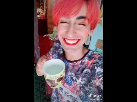 Гибо Бейби показва как се пие вода - YouTube