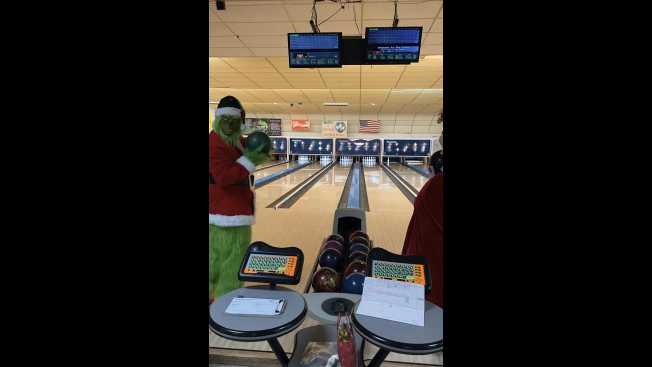 Bowling With The Grinch-01 