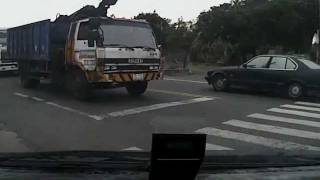 20111216.闖紅燈害別人撞車後逃逸