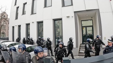 živa istina. Žandarmerija i protestanti ispred tužilaštva u Bijeljini. Pustite Ljubišu!