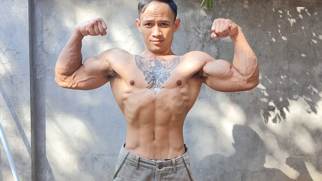 Измерение бицепсов / Напрягаемые бицепсы #тяжелыйтрудработает