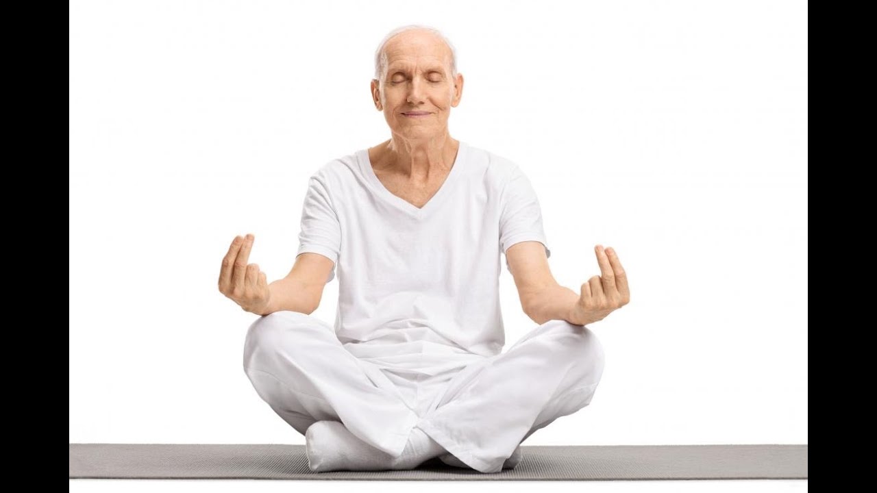 Левин медитация. Старик медитирует. Человек в медитации на белом фоне. Старик медитация. Пожилые люди медитируют.