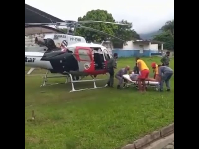 helicóptero  Águia 02 realiza resgate de gestante ilhada em virtude das chuvas