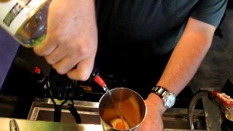 Faustina Restaurant - How to make a Grapefruit-tini