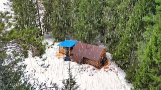 ПРЯЧЕМСЯ ОТ ДОЖДЯ И ВЕТРА В ИЗБУШКЕ! СДЕЛАЛИ КРАСИВЫЕ НАЛИЧНИКИ НА ОКНО, БОРЩ В КАЗАНЕ