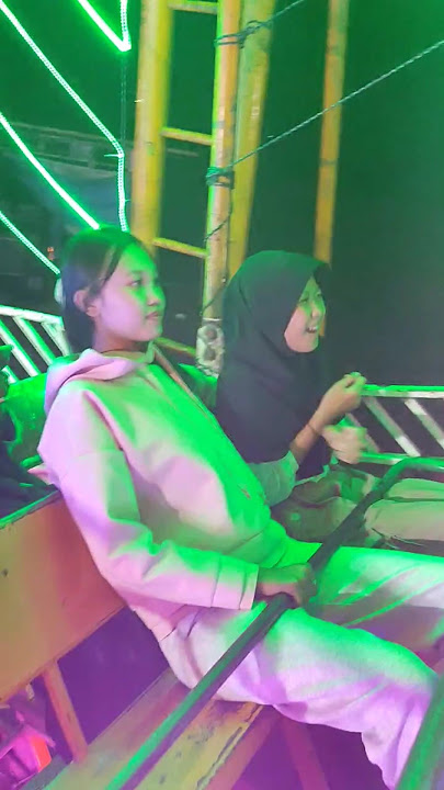 Cewek cantik nekat uji nyali naik kora kora