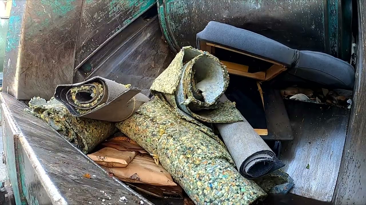 Bulky Trash Truck: Bulk waste stands no chance!