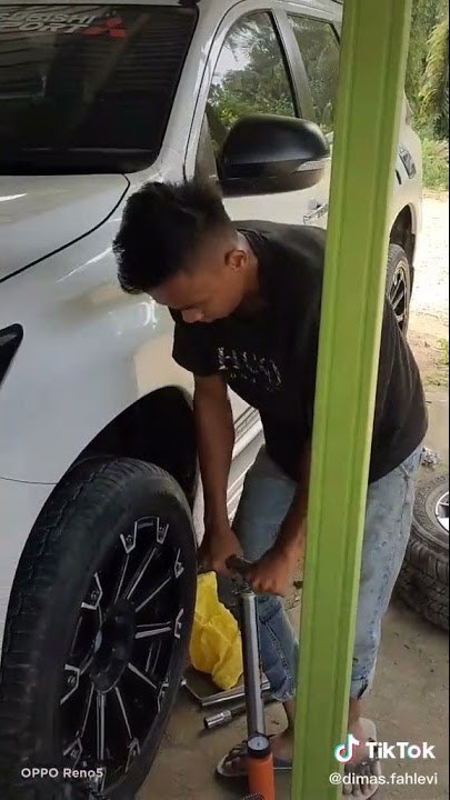 Ngakakkk !!!!!!ngisi angin ban mobil pake pompa manual