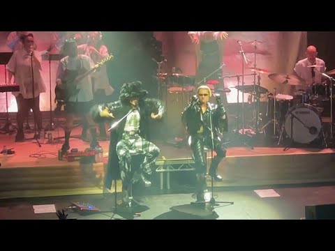 CA7RIEL & Paco Amoroso - A MI NO (EN VIVO)