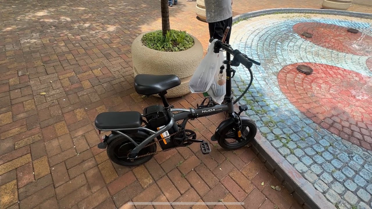 Bicicleta elétrica nuda dobrável qual é autonomia dela e ela sobe subida 