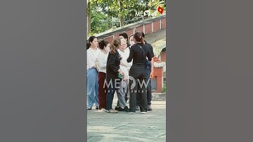 Mẹ ruột của cố NSUT Ngọc Trinh phải nhờ người dìu đi sau khi tiễn con gái về cõi vĩnh hằng